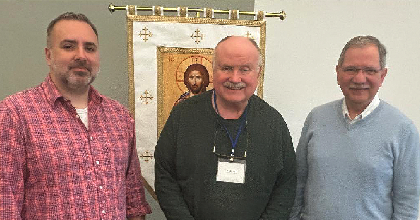De gauche à droite : Frère Silas, Père Peter et Père Raúl.